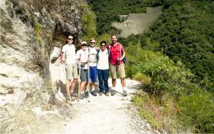 A family about to arrive to the impressive site of Wiñaywayna that can be seen in the backgroung, as part of their short inca trail tour